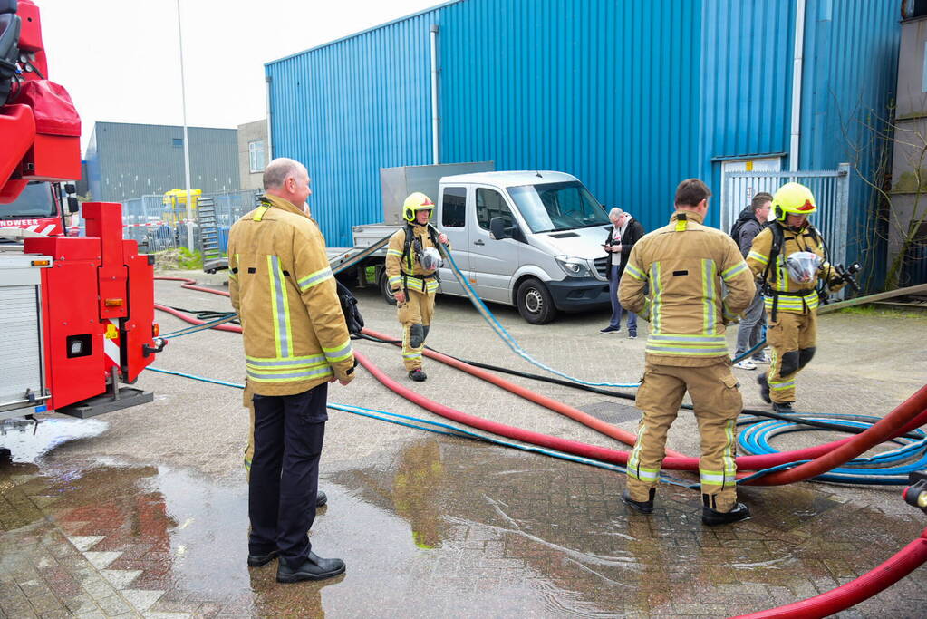 Veel rook bij brand in bedrijfsloods