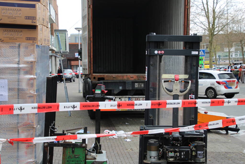 Elektrische pompwagen valt uit container, persoon raakt gewond