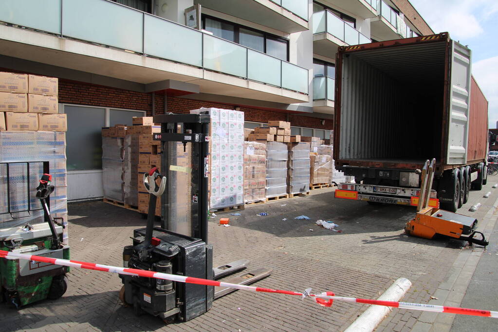 Elektrische pompwagen valt uit container, persoon raakt gewond