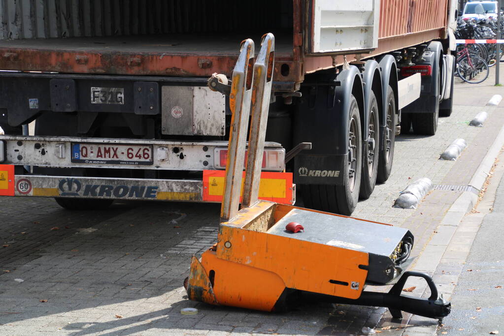 Elektrische pompwagen valt uit container, persoon raakt gewond