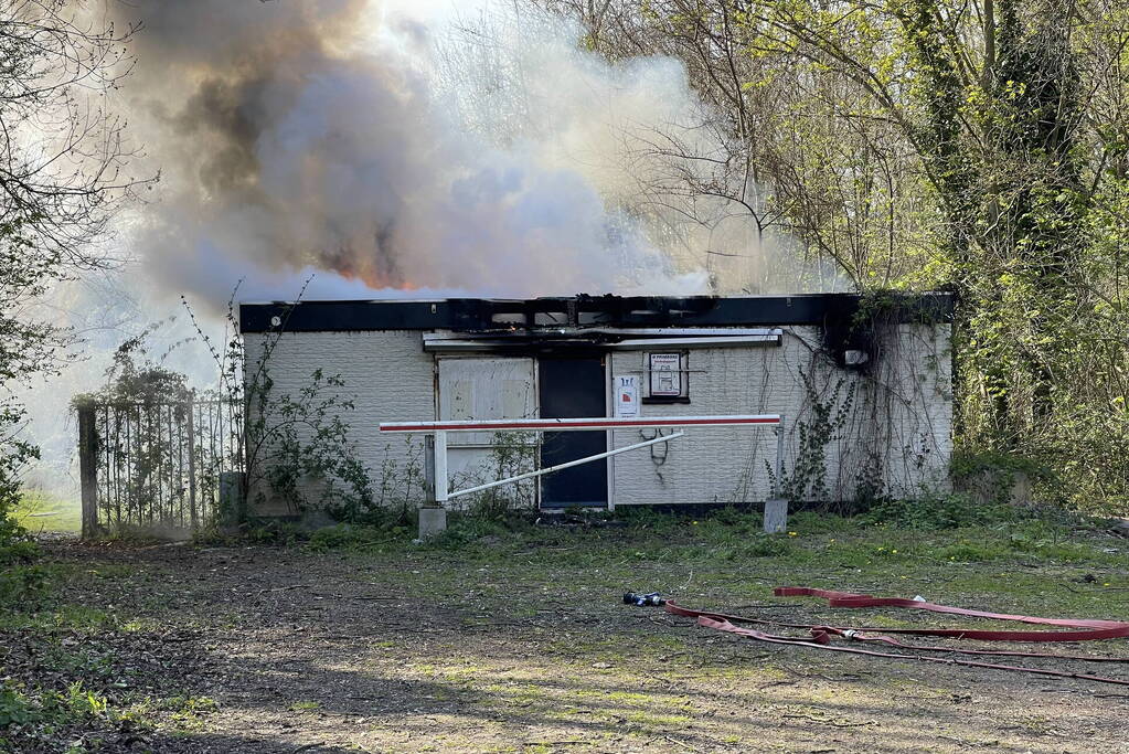 Flinke vlammen slaan uit dak van slooppand