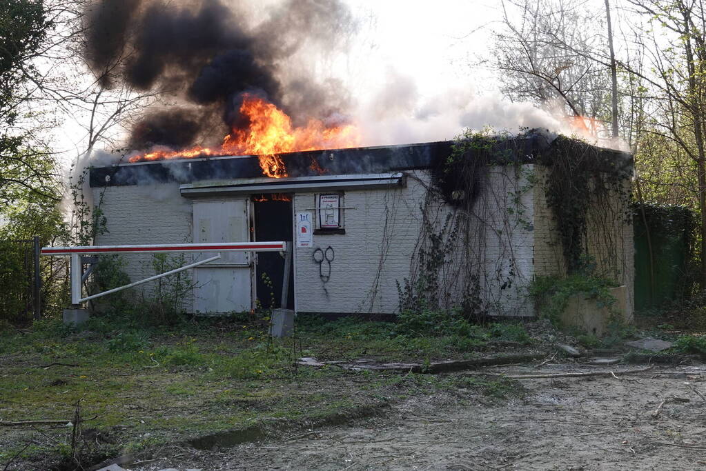 Flinke vlammen slaan uit dak van slooppand