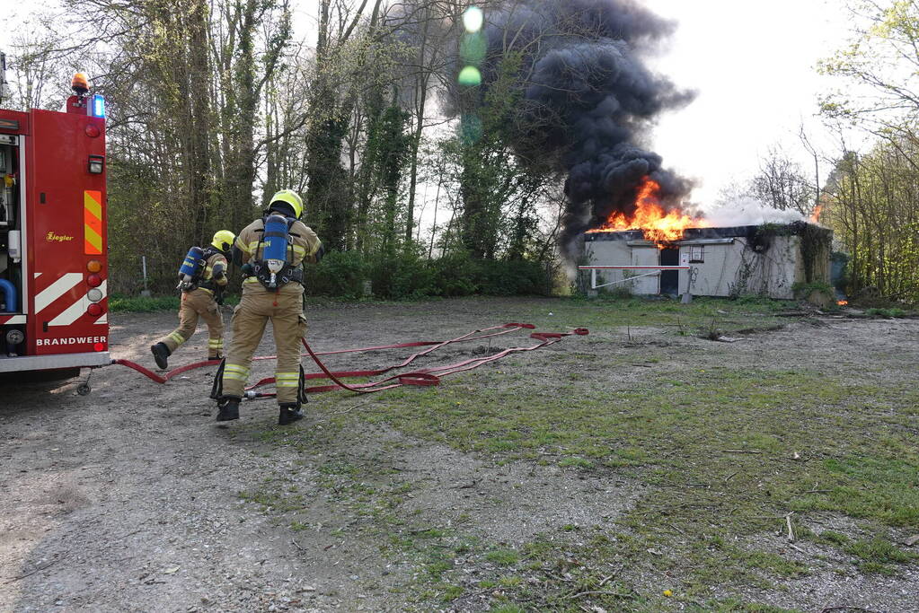 Flinke vlammen slaan uit dak van slooppand