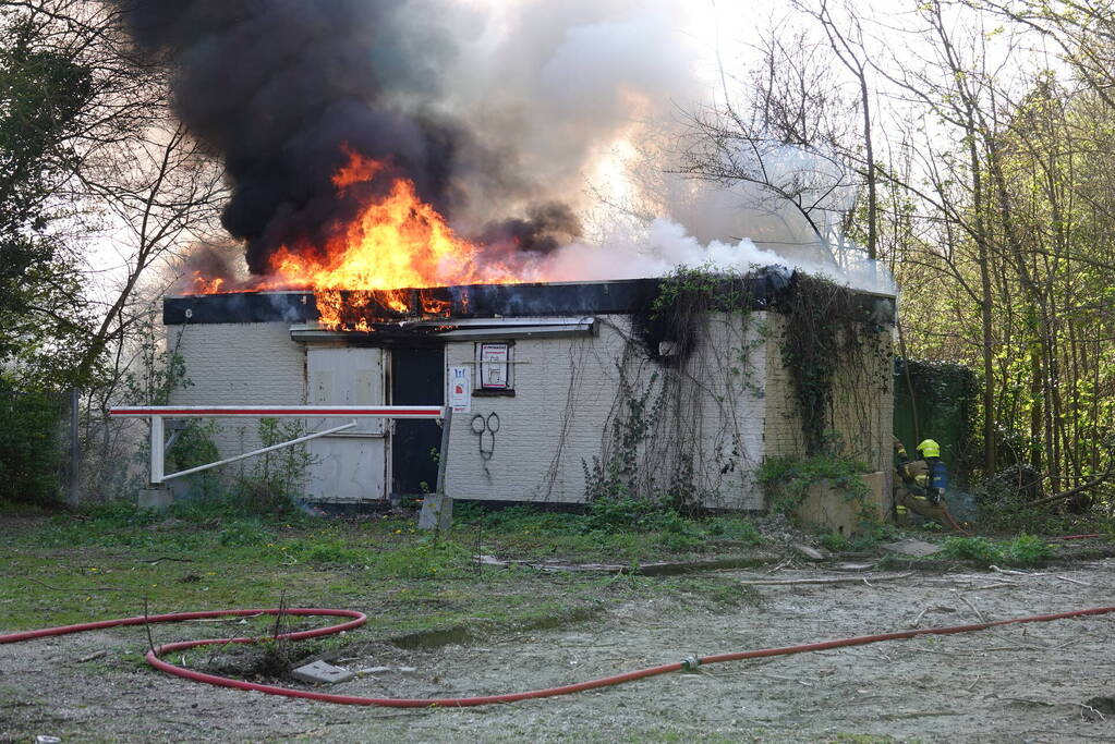 Flinke vlammen slaan uit dak van slooppand