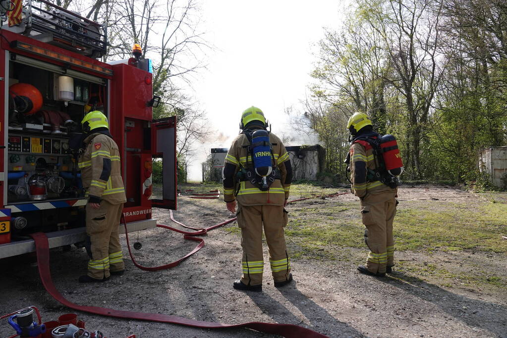 Flinke vlammen slaan uit dak van slooppand
