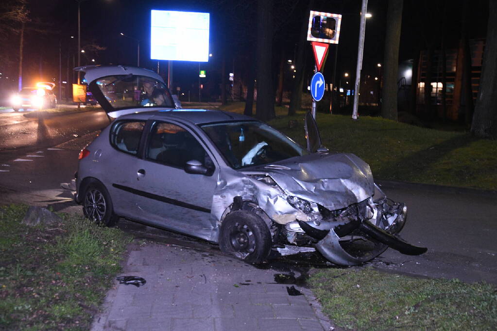 Gewonden en enorme schade bij botsing