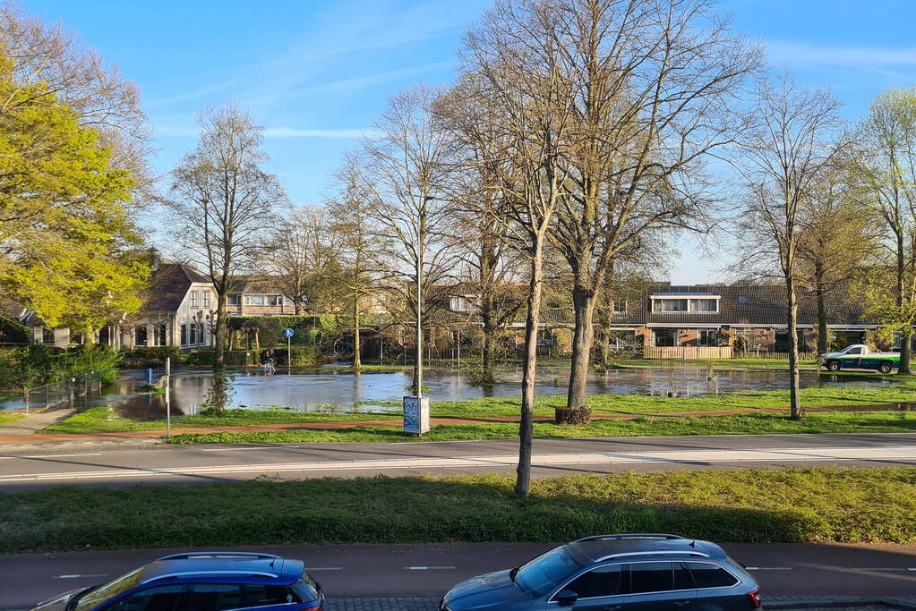 Grasveld onder water door gesprongen waterleiding