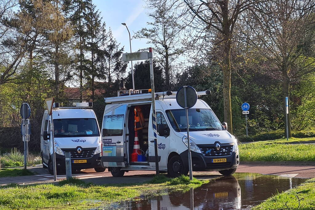 Grasveld onder water door gesprongen waterleiding