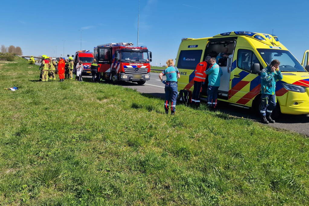 Auto ondersteboven te water geraakt