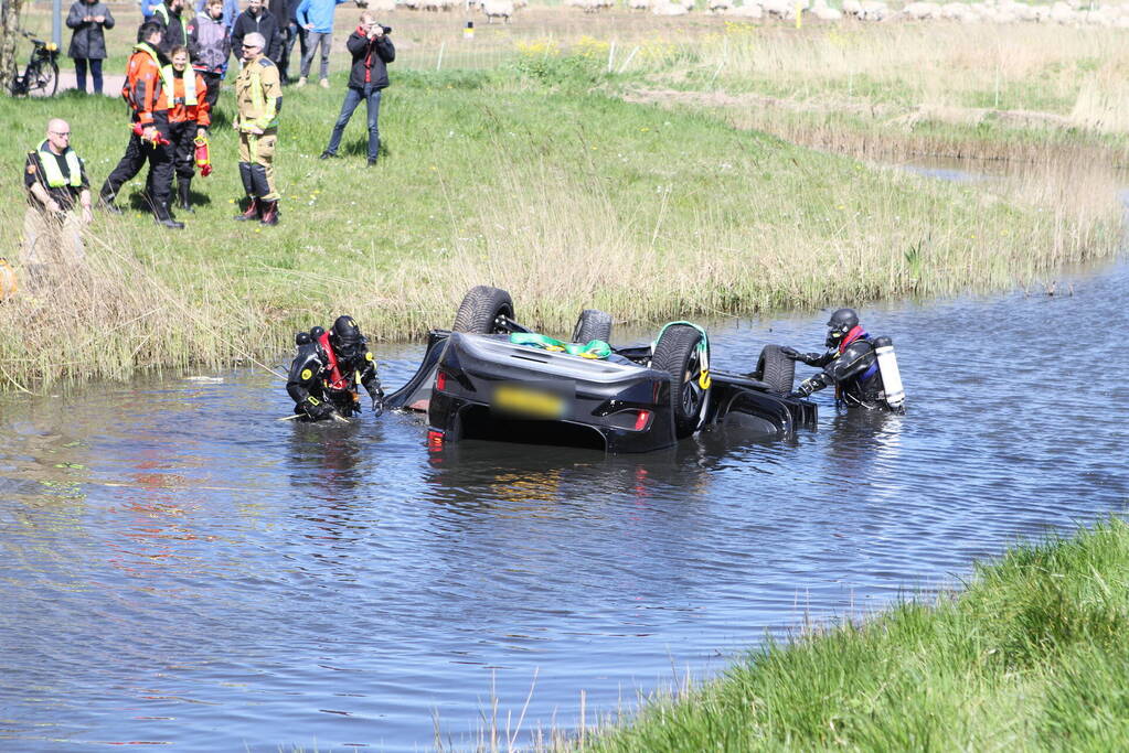 Auto ondersteboven te water geraakt