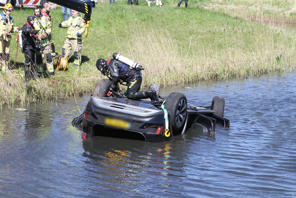 Auto ondersteboven te water geraakt