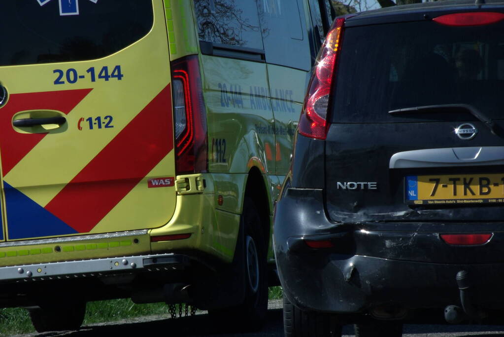 Schade na botsing tussen twee voertuigen