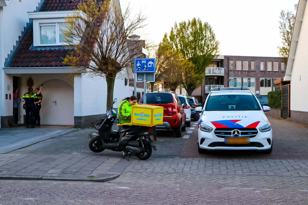 Scooterrijder ten val bij botsing met bestelbus