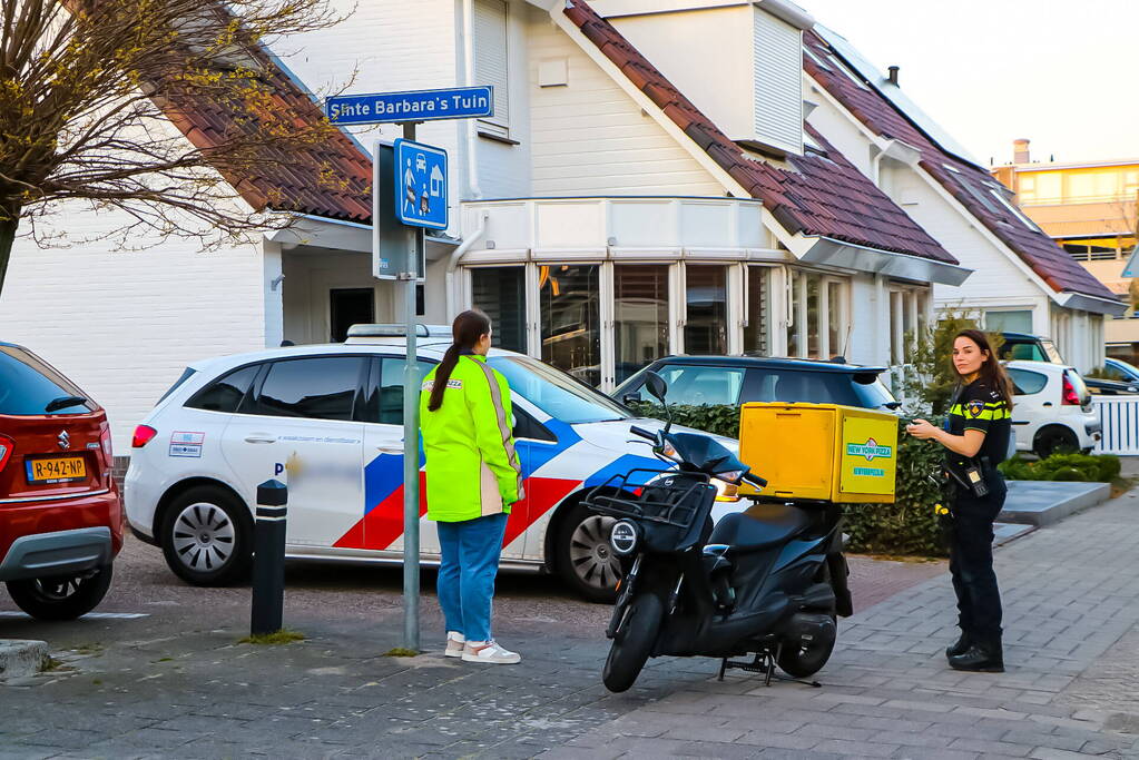 Scooterrijder ten val bij botsing met bestelbus