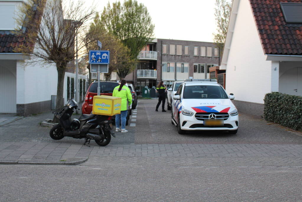 Scooterrijder ten val bij botsing met bestelbus