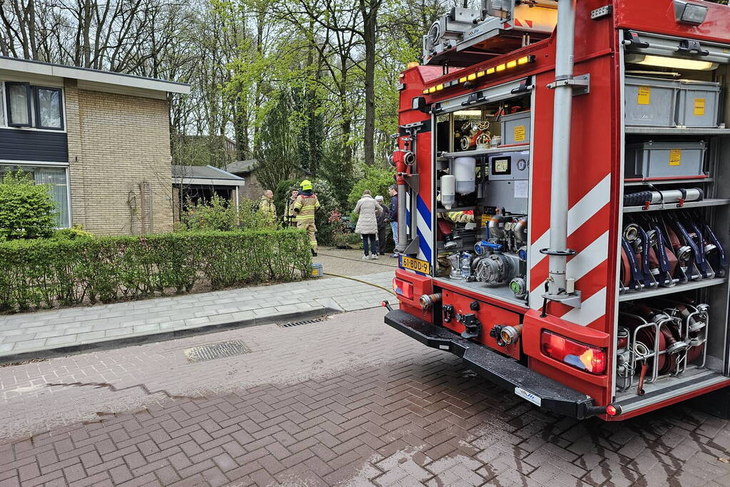 Brand in garage bewoners gewekt door buren