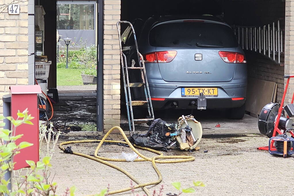 Brand in garage bewoners gewekt door buren