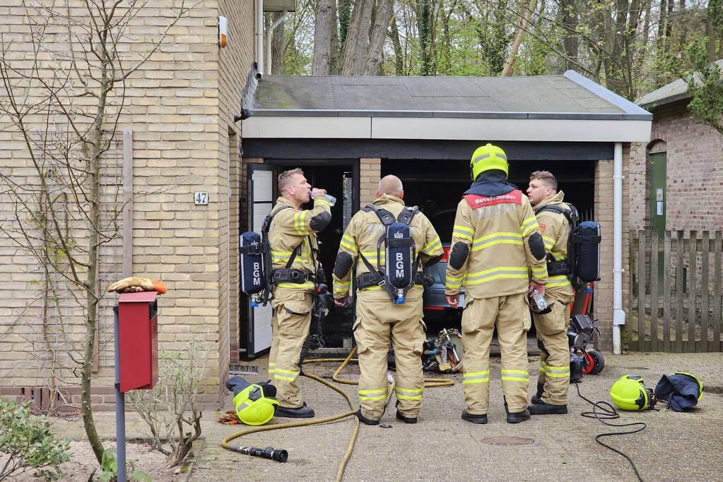 Brand in garage bewoners gewekt door buren