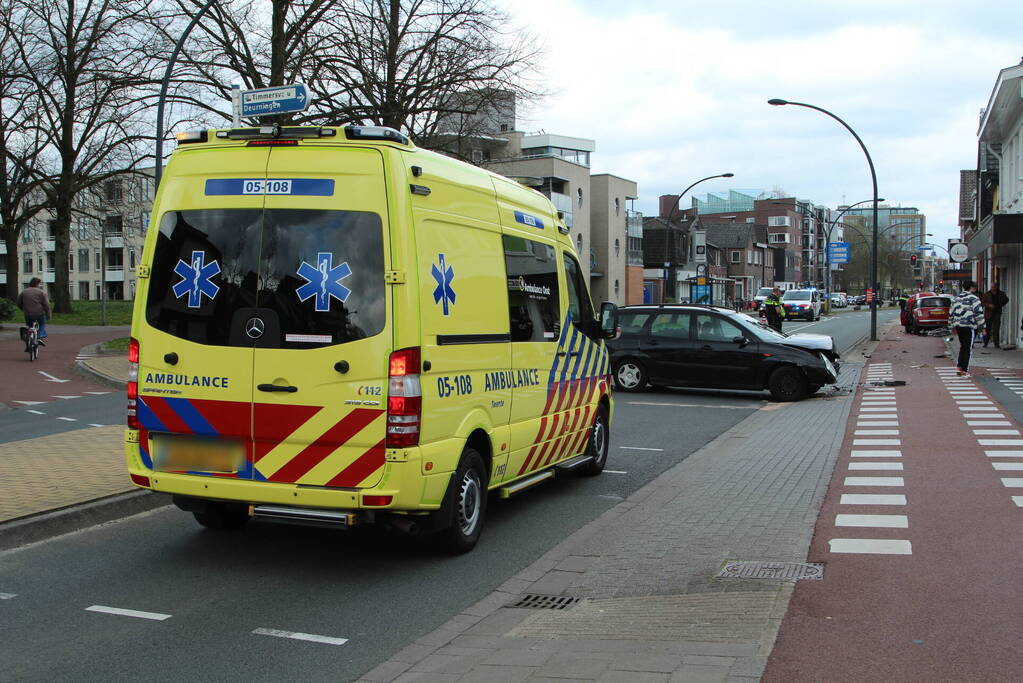 Twee auto's en fietser betrokken bij ongeval