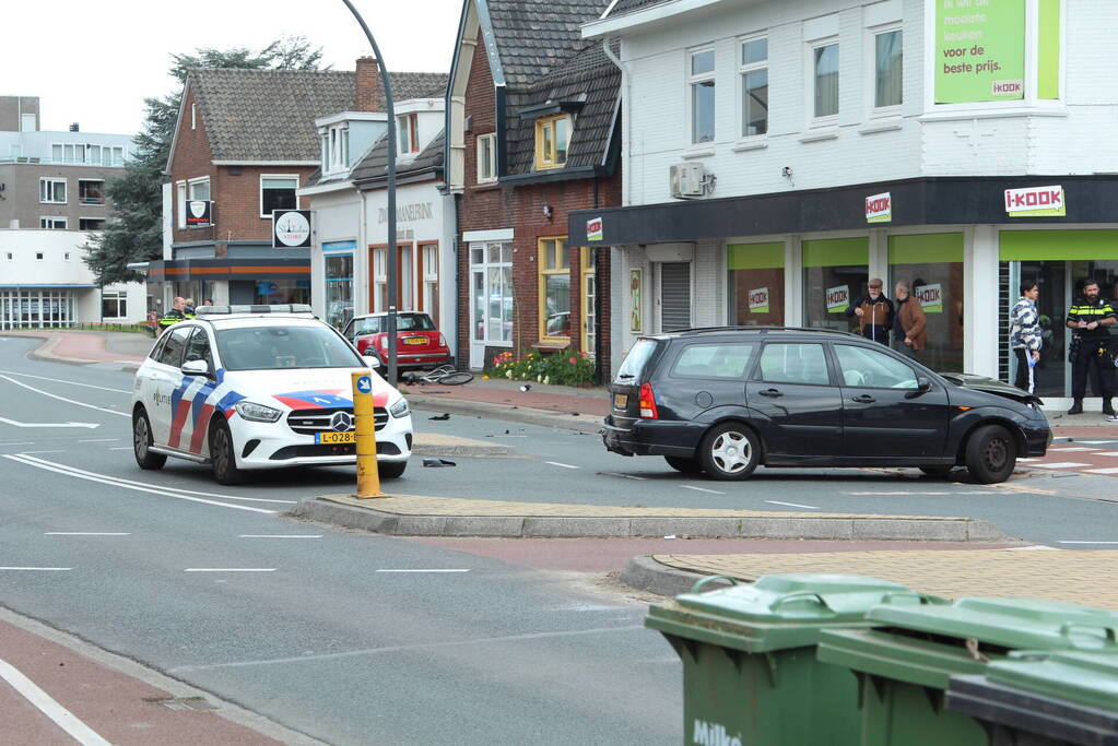 Twee auto's en fietser betrokken bij ongeval
