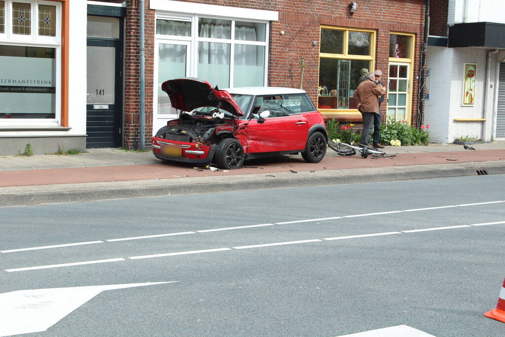 Twee auto's en fietser betrokken bij ongeval