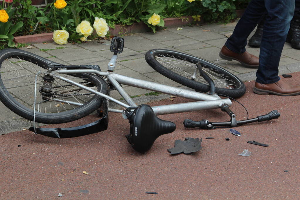 Twee auto's en fietser betrokken bij ongeval