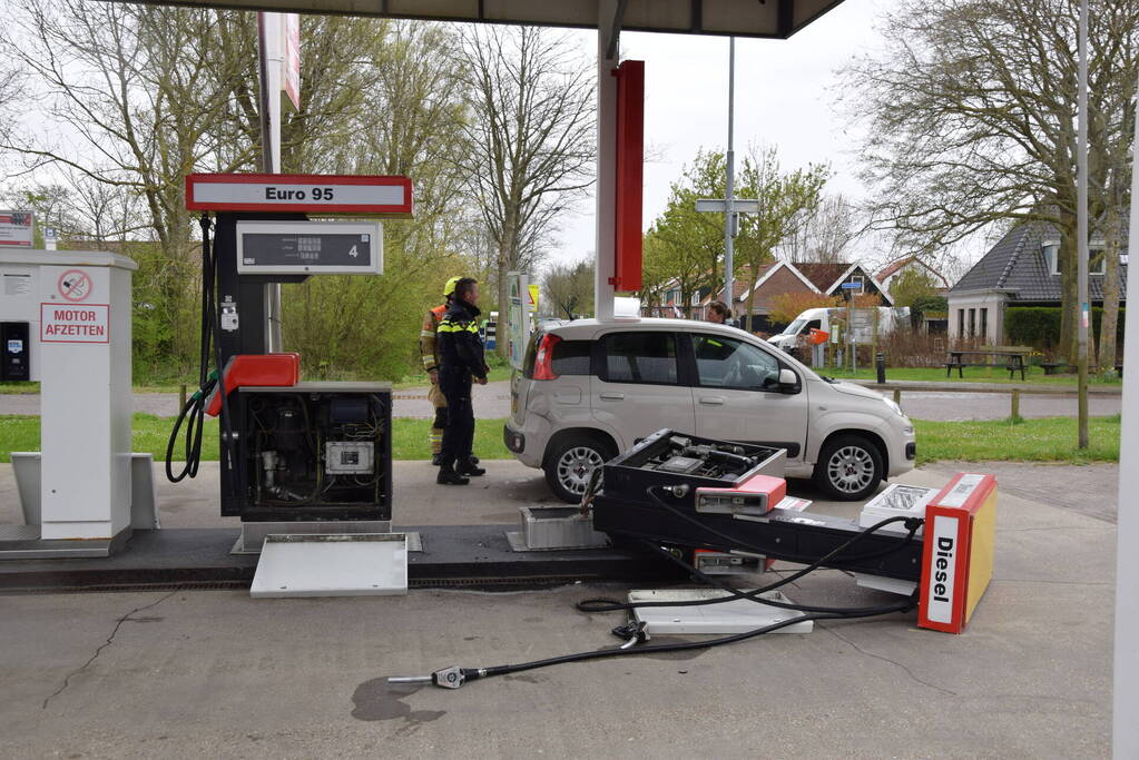 Automobilist rijdt pompinstallatie omver
