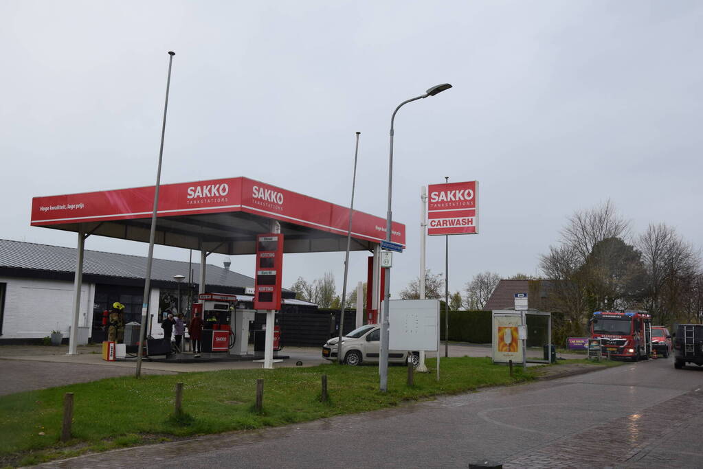 Automobilist rijdt pompinstallatie omver