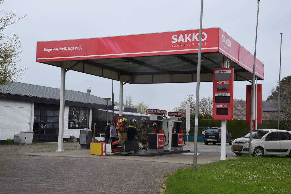 Automobilist rijdt pompinstallatie omver