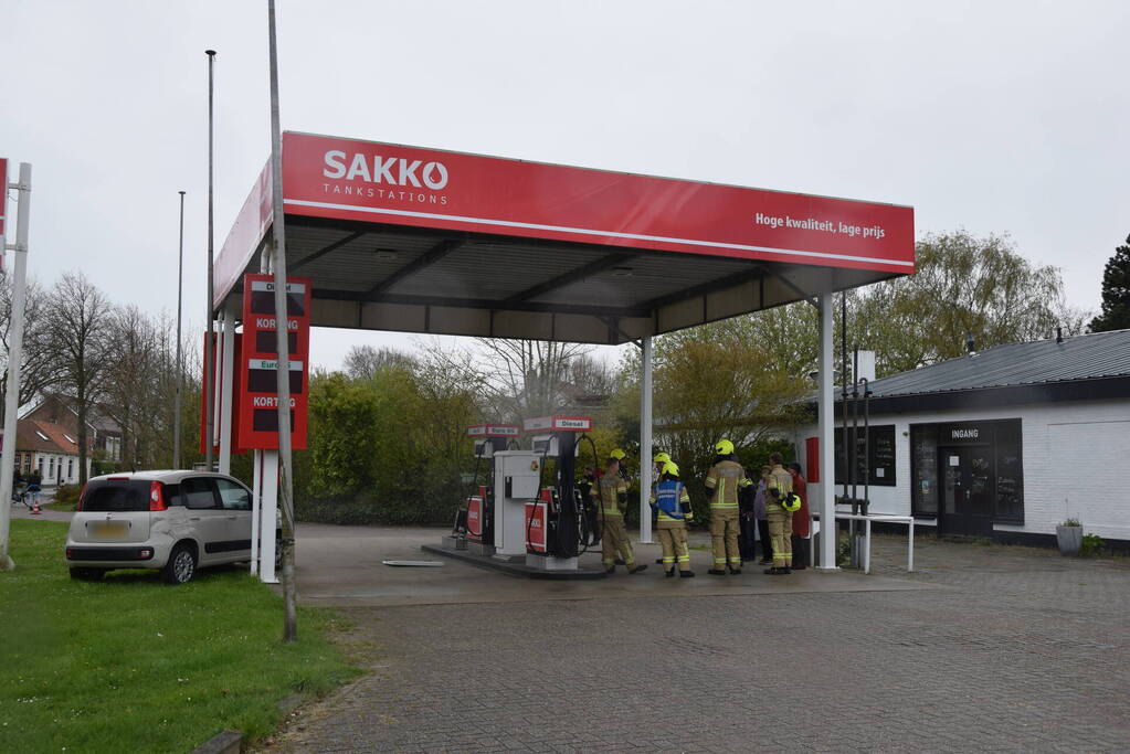 Automobilist rijdt pompinstallatie omver