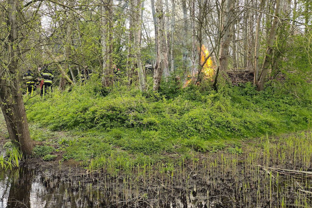 Flinke vlammen bij brand in boomwal