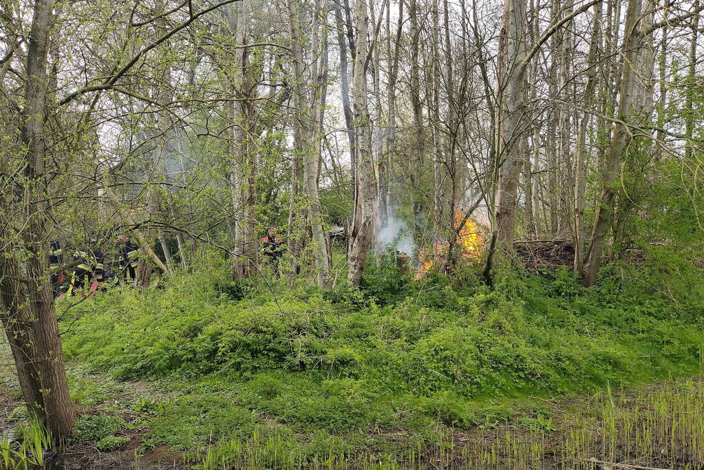 Flinke vlammen bij brand in boomwal