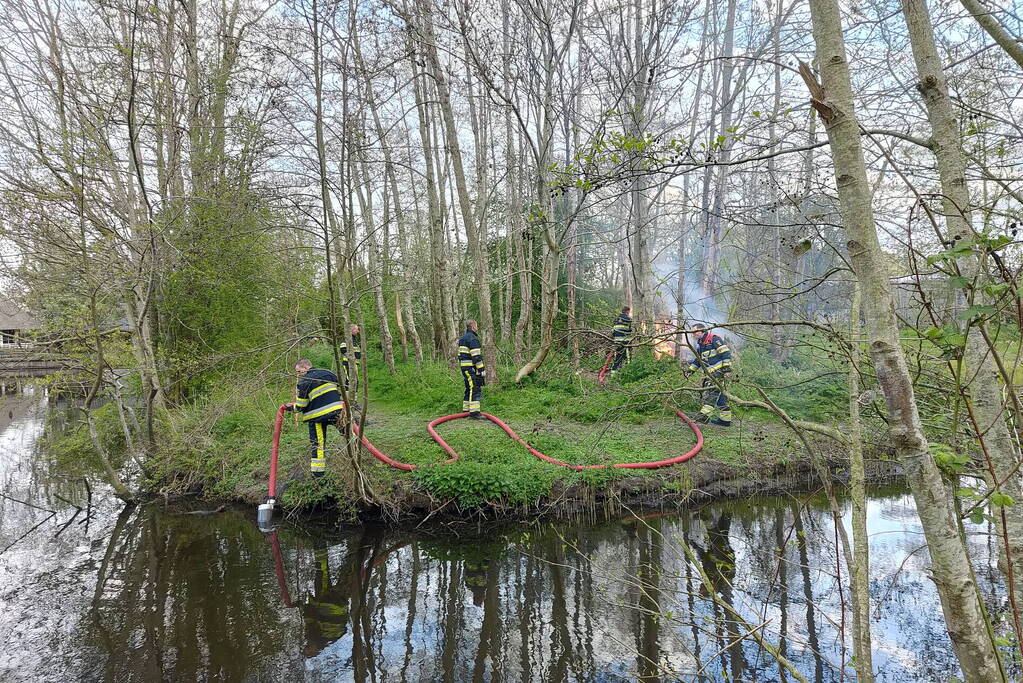 Flinke vlammen bij brand in boomwal