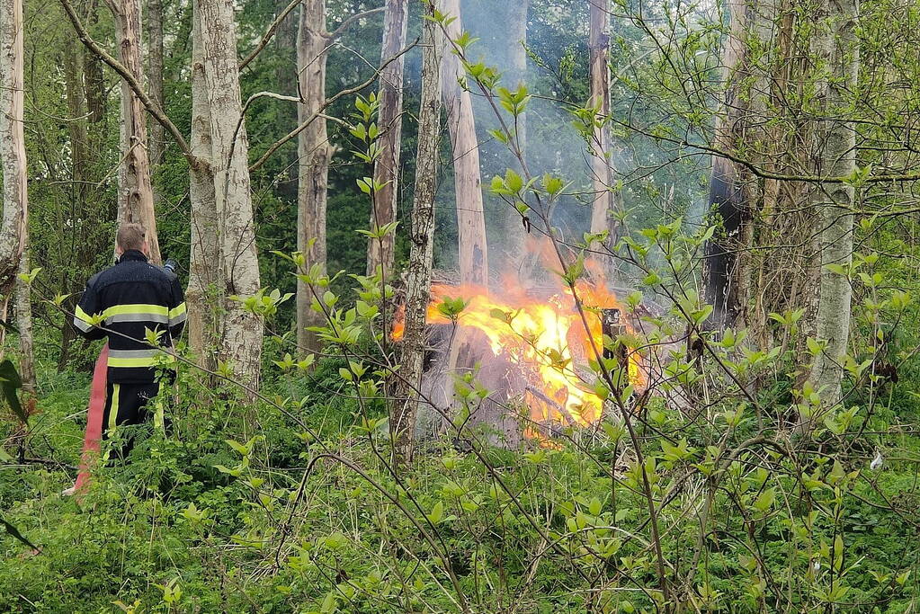 Flinke vlammen bij brand in boomwal