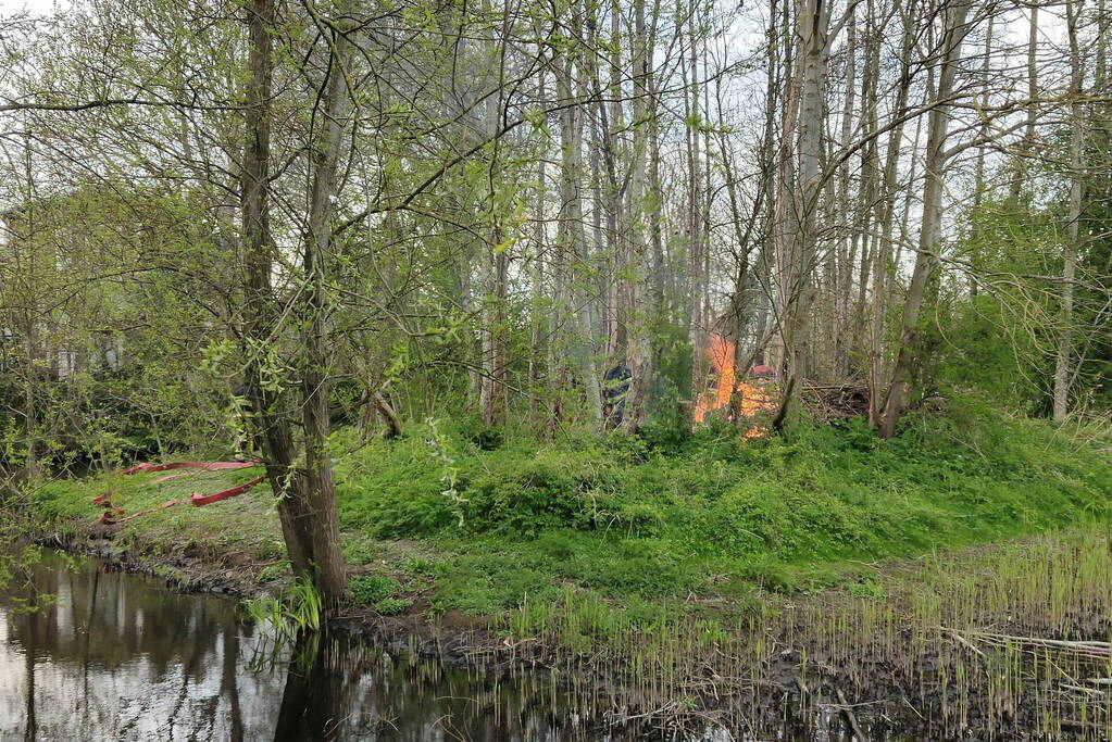 Flinke vlammen bij brand in boomwal