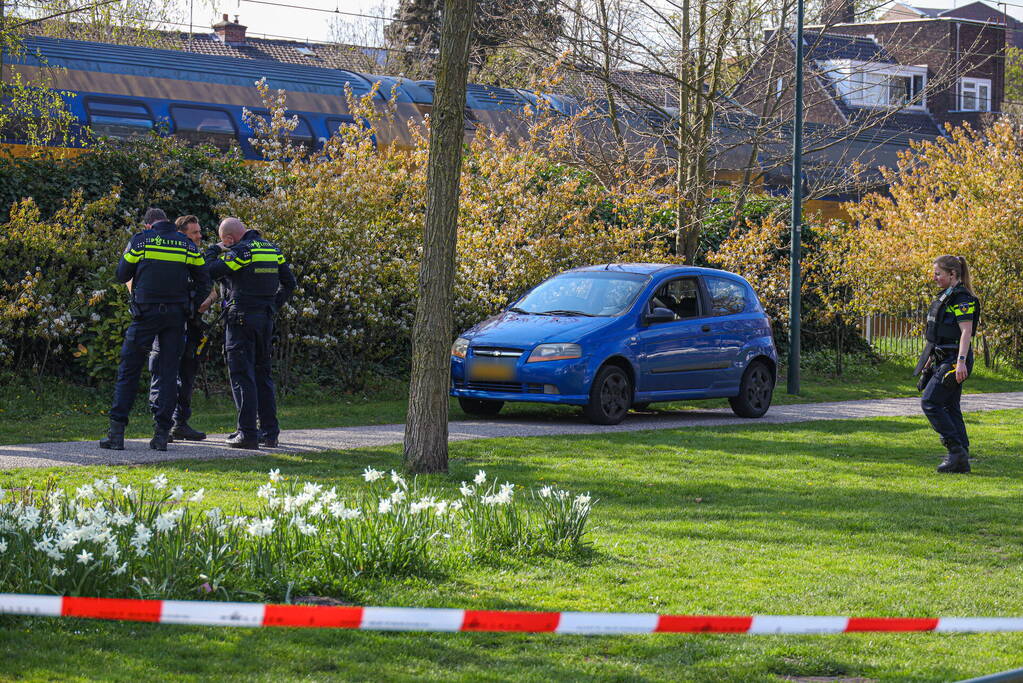 Drie donker getinte jongens gezocht