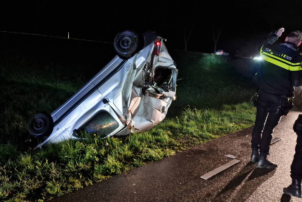 Automobilist crasht de greppel in