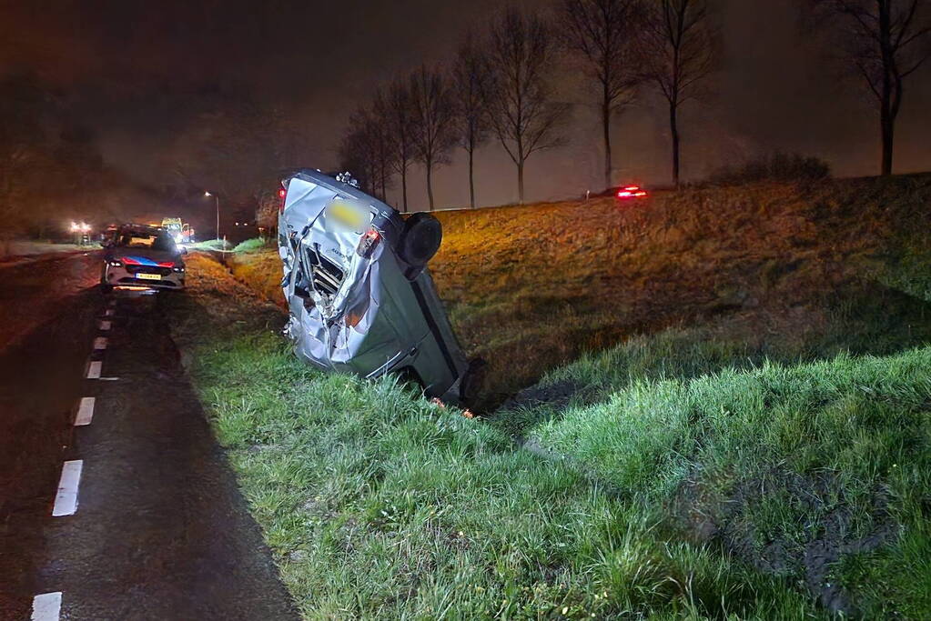 Automobilist crasht de greppel in