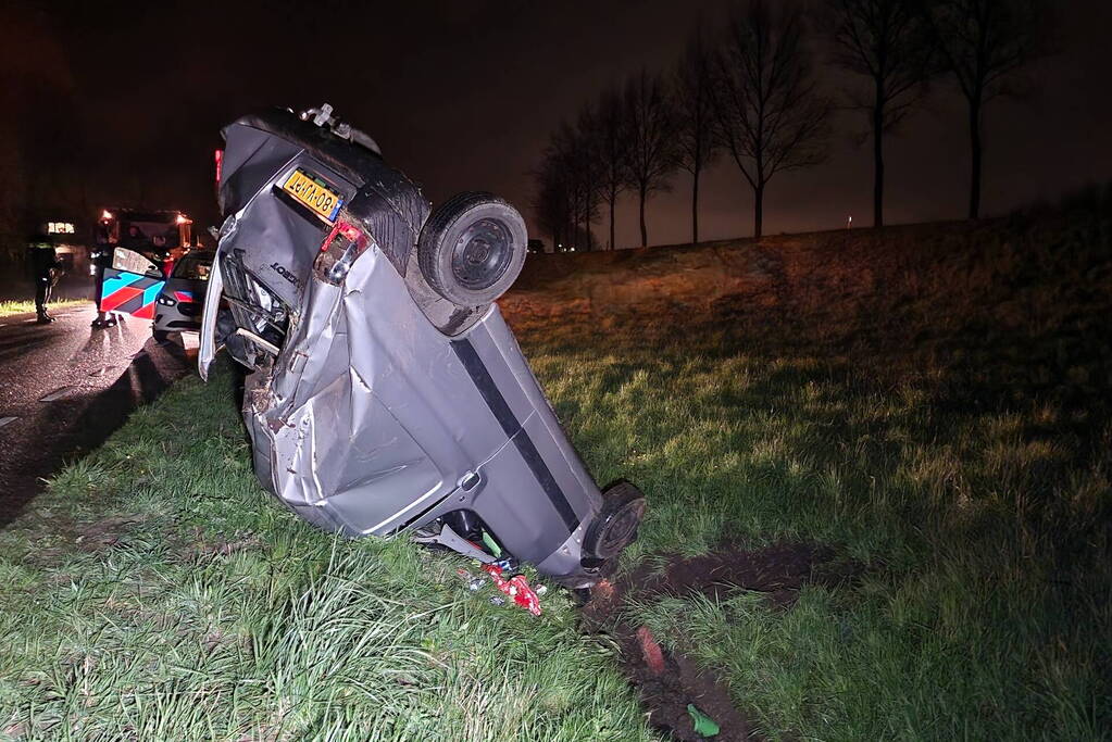 Automobilist crasht de greppel in