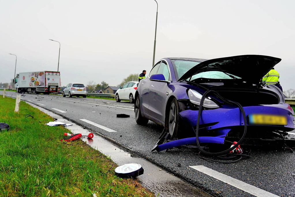 Ravage na botsing tussen auto en vrachtwagen