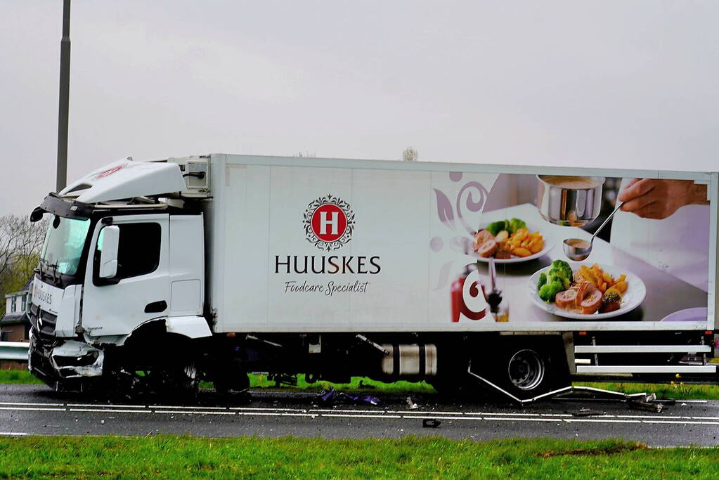 Ravage na botsing tussen auto en vrachtwagen