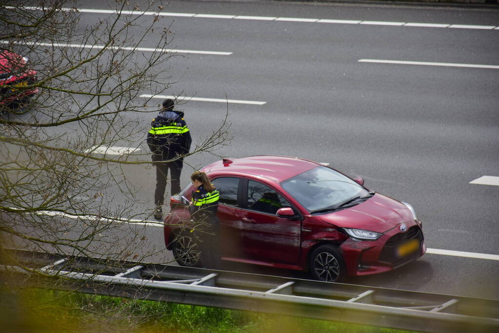 Automobilist duikt de vanrail in