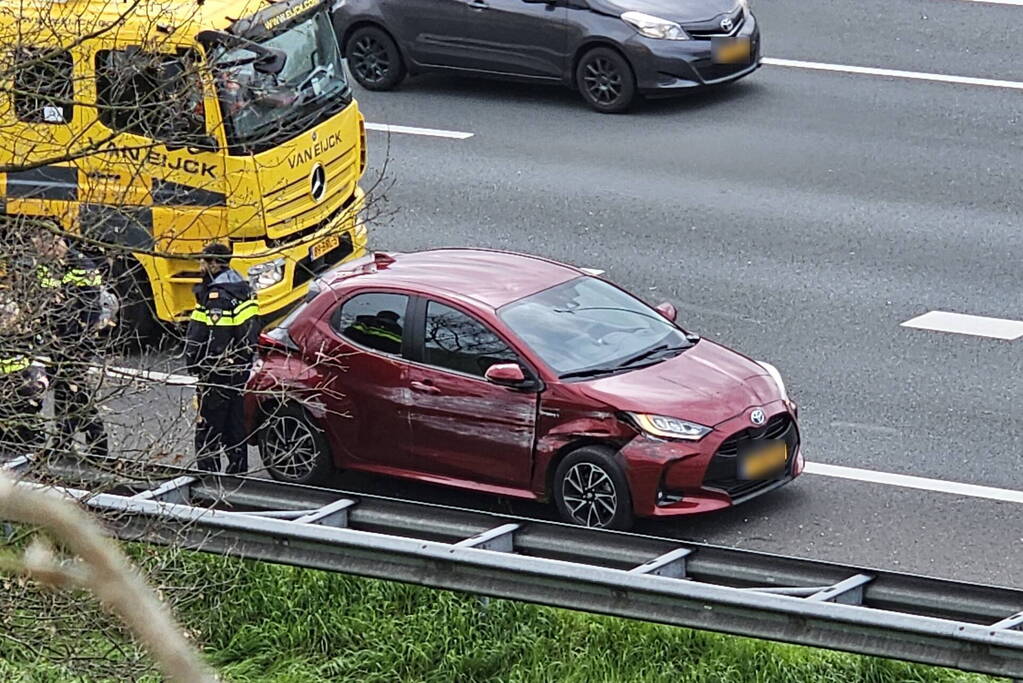 Automobilist duikt de vanrail in