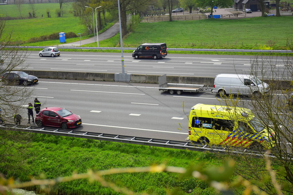 Automobilist duikt de vanrail in