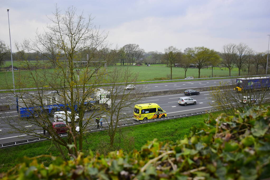 Automobilist duikt de vanrail in