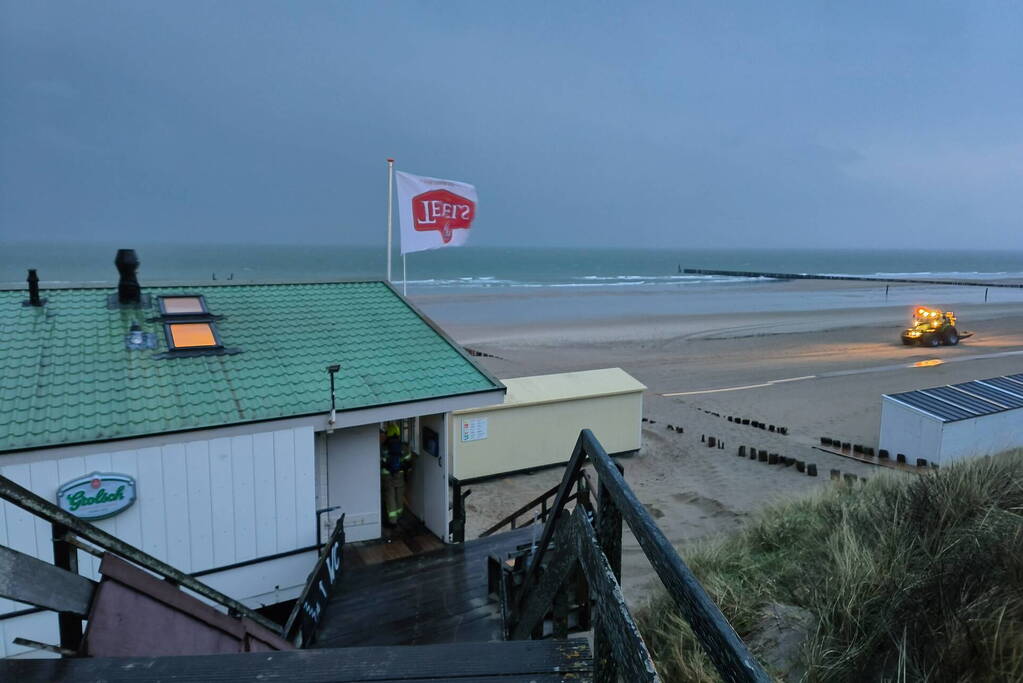 Nacontrole in strandpaviljoen na blikseminslag