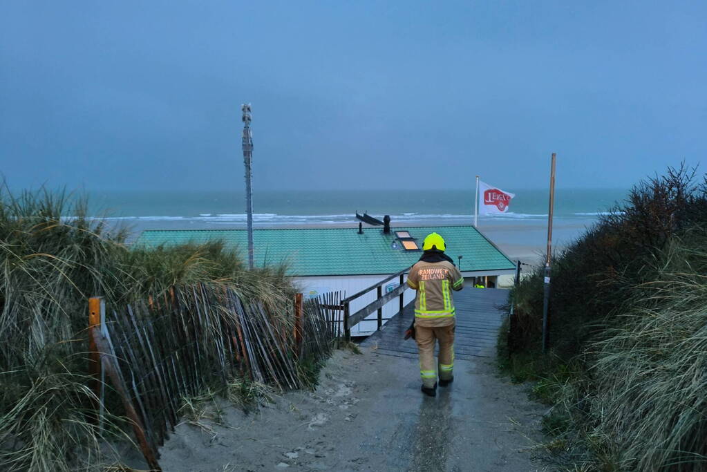 Nacontrole in strandpaviljoen na blikseminslag