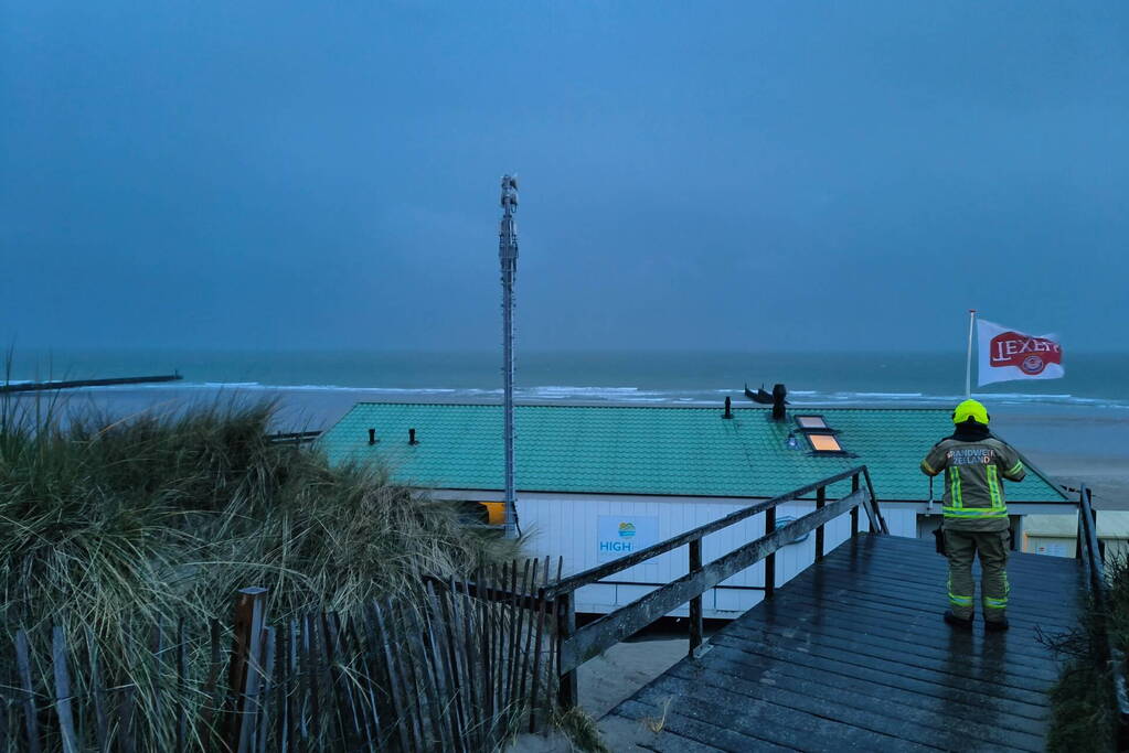 Nacontrole in strandpaviljoen na blikseminslag