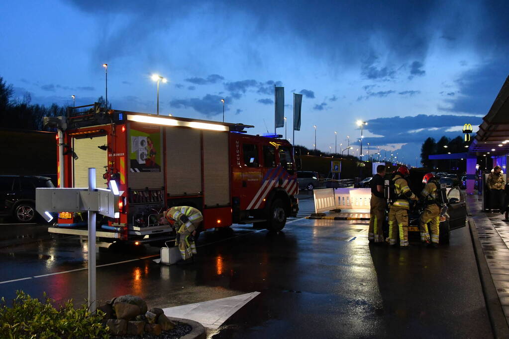 Automobiliste stopt voor rook onder motorkap