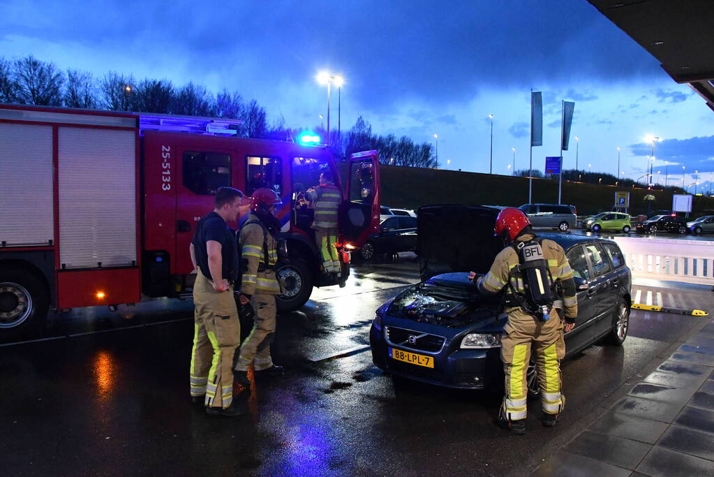 Automobiliste stopt voor rook onder motorkap